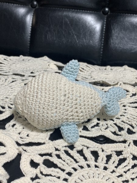 娘に頼まれてイルカの編みぐるみを制作 うまく丸みが出なくて