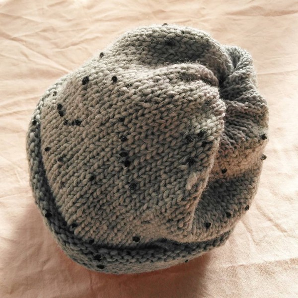 梅村マルティナさんの腹巻帽子を自分なりにアレンジして作りました。 アレンジしたのは 内側の編地も外側にくるんとなるように、裏表を反転させたこと。  太い糸を使ったので、きれいにねじることができるように、細糸てゴム編みを挟んだこと、です。 糸を変えてまた作って ...