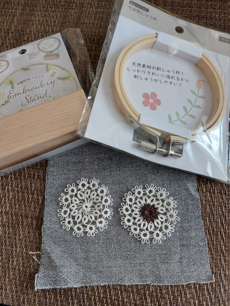 セリアで小さな刺繍枠とスタンドを見つけたので、以前編み貯めていたモチーフを縫い付けてみました。可愛くできたと思います。| ハンドメイド 記録 てといと